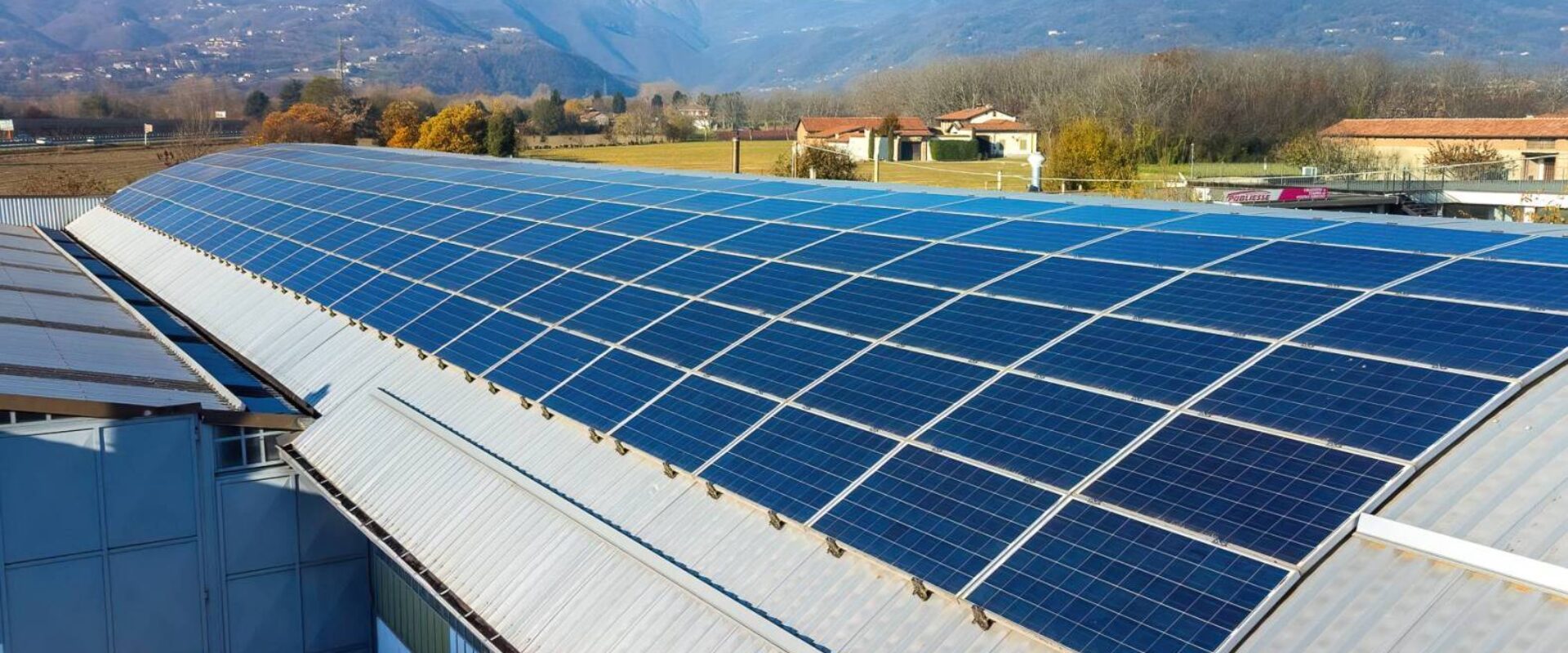 Capannone a reddito in posizione centrale