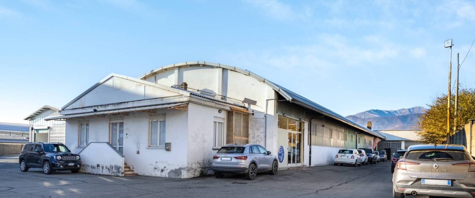 Capannone a reddito in posizione centrale